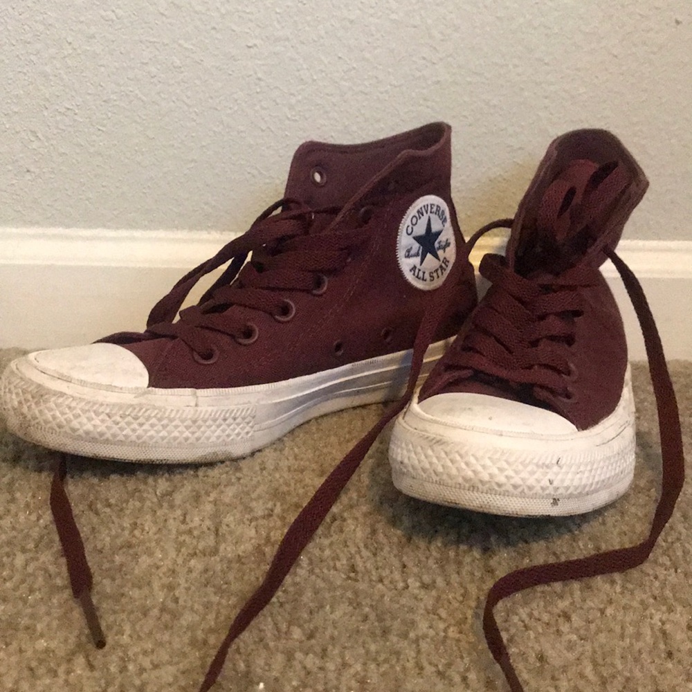 Gently used chuck Taylor 2 converse maroon